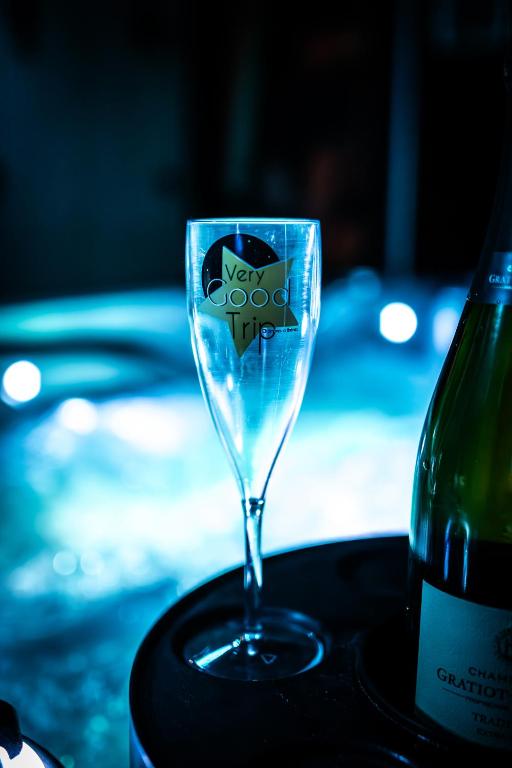 Loveroom Very Good Trip chambre avec jacuzzi privatif - Staple9 de Loveroom Very Good Trip chambre avec jacuzzi privatif
