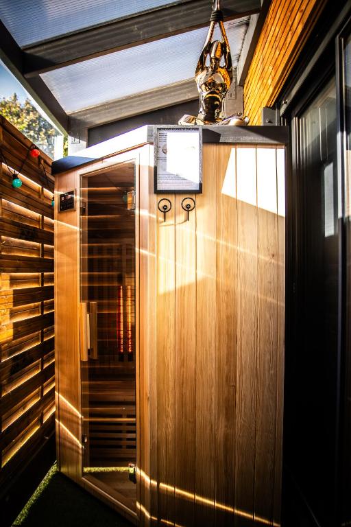 Loveroom Very Good Trip chambre avec jacuzzi privatif - Staple13 de Loveroom Very Good Trip chambre avec jacuzzi privatif
