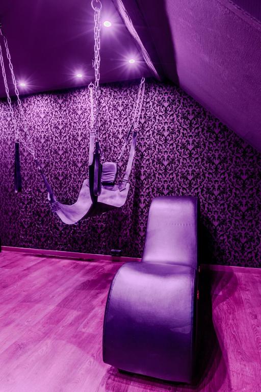 Love Room Escale du Desir - Balançoire d'amour, Croix de Saint André, Menottes et Fauteuil Tantra - love-room-alsace-67 - Niederbronn-les-Bains3 de Love Room Escale du Desir - Balançoire d'amour, Croix de Saint André, Menottes et Fauteuil Tantra - love-room-alsace-67
