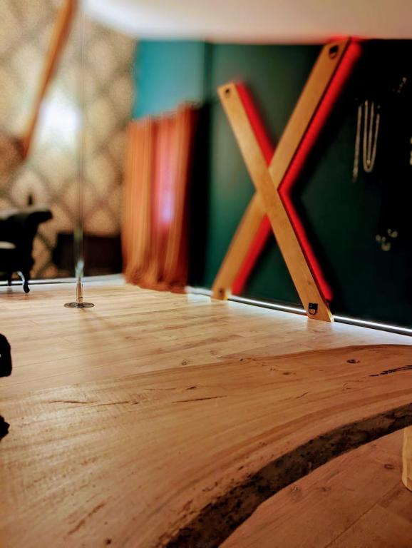 La Cadurcienne "Love room" jacuzzi & pièce secrète Cahors centre historique - Cahors2 de La Cadurcienne "Love room" jacuzzi & pièce secrète Cahors centre historique
