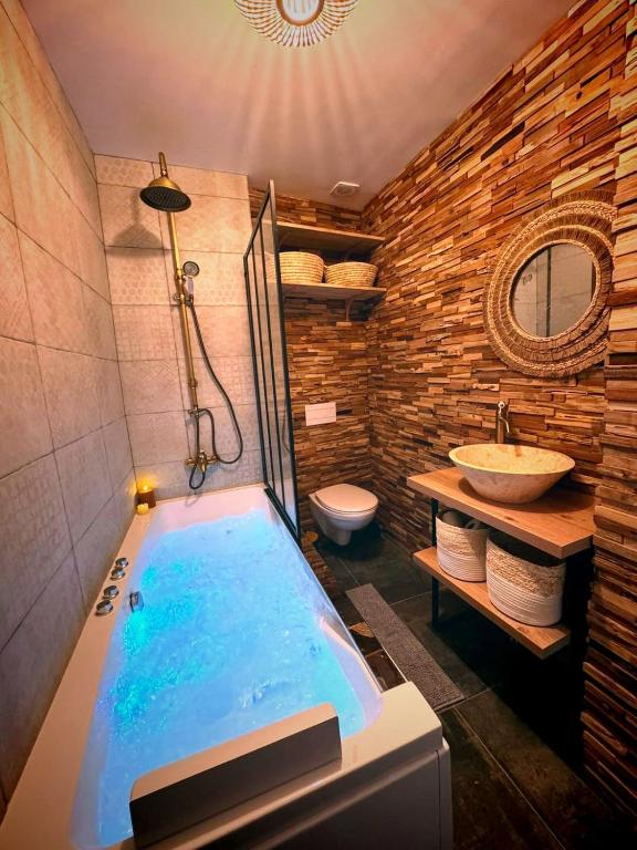 Duplex Safari jusqu'à 4 personnes, Spa, cinéma et lit sous les arbres, day use, 10 min centre1 de Duplex Safari jusqu'à 4 personnes, Spa, cinéma et lit sous les arbres, day use, 10 min centre
