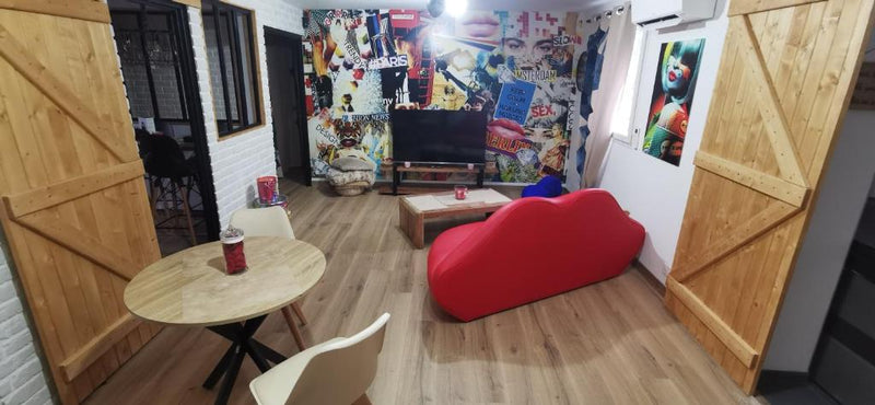 Gîtes déco pop et chaleureuse avec jacuzzi, sauna, piece coquine3 de Gîtes déco pop et chaleureuse avec jacuzzi, sauna, piece coquine
