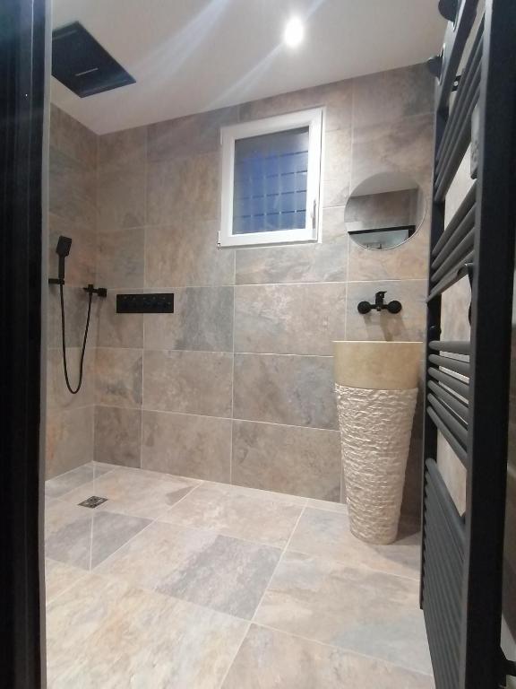 Gîtes déco pop et chaleureuse avec jacuzzi, sauna, piece coquine2 de Gîtes déco pop et chaleureuse avec jacuzzi, sauna, piece coquine

