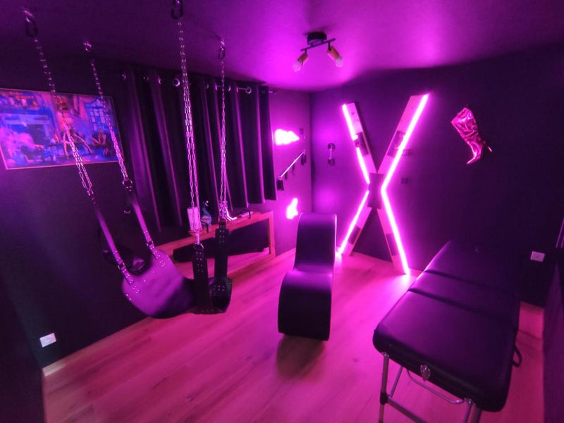 Gîtes déco pop et chaleureuse avec jacuzzi, sauna, piece coquine1 de Gîtes déco pop et chaleureuse avec jacuzzi, sauna, piece coquine
