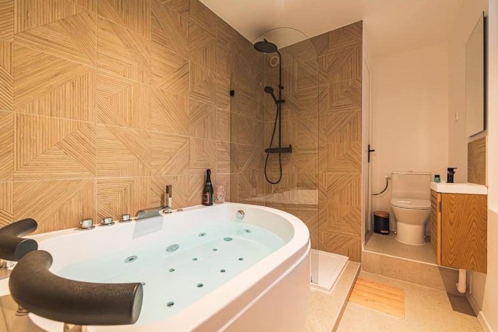 L Envolé - Jacuzzi - Proche Gare et Centre ville3 de L Envolé - Jacuzzi - Proche Gare et Centre ville
