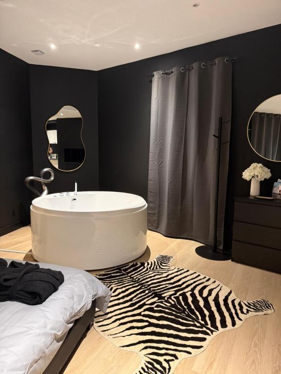 La Suite Miroir - Baignoire balnéo3 de La Suite Miroir - Baignoire balnéo
