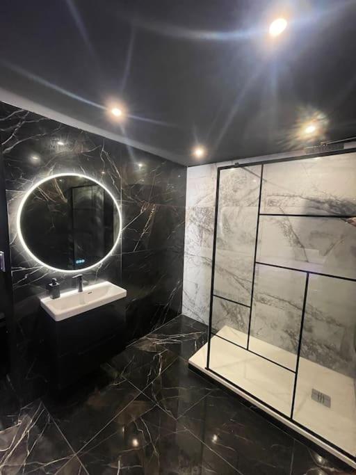 La Suite Prestige Jacuzzi,Sauna,Netflix,Disney3 de La Suite Prestige Jacuzzi,Sauna,Netflix,Disney

