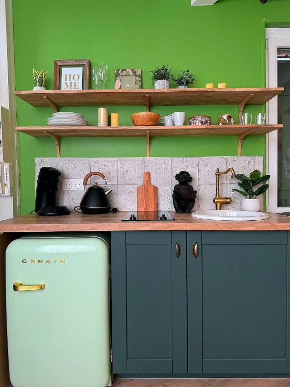 La jungle insolite, SPA, Écran cinéma, Lit à baldaquin king size, day use, 10 min centre4 de La jungle insolite, SPA, Écran cinéma, Lit à baldaquin king size, day use, 10 min centre
