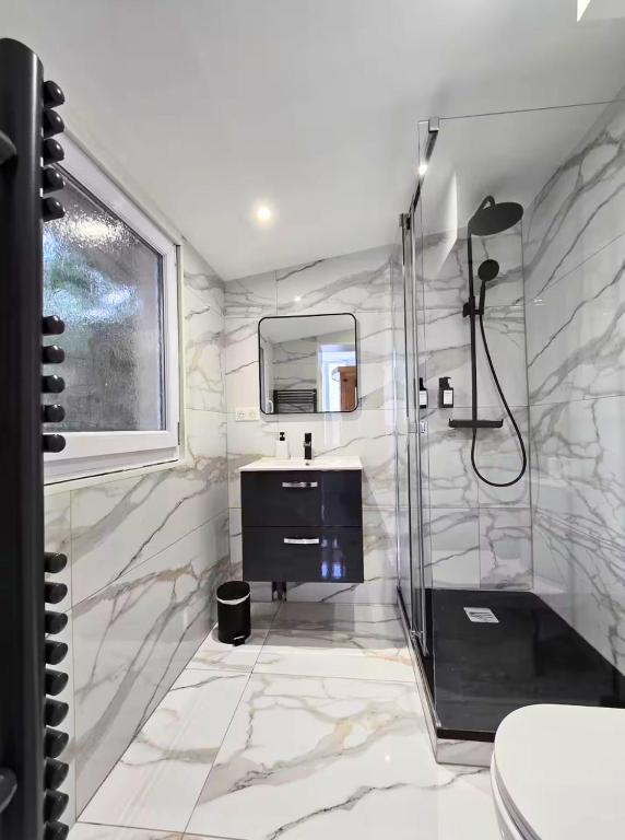 Ô Sacrée Détente de Reims -Spa privatif - Proche de la gare & centre ville4 de Ô Sacrée Détente de Reims -Spa privatif - Proche de la gare & centre ville
