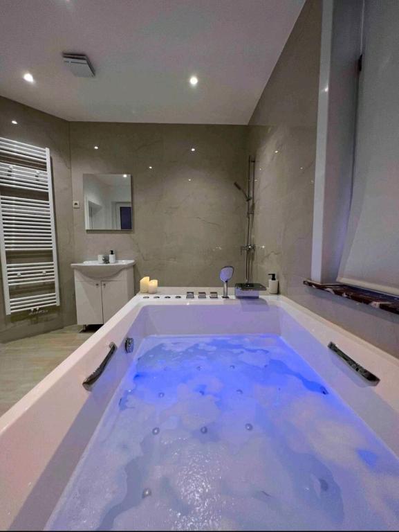 Sublime appartement Calme Cosy & Jacuzzi3 de Sublime appartement Calme Cosy & Jacuzzi
