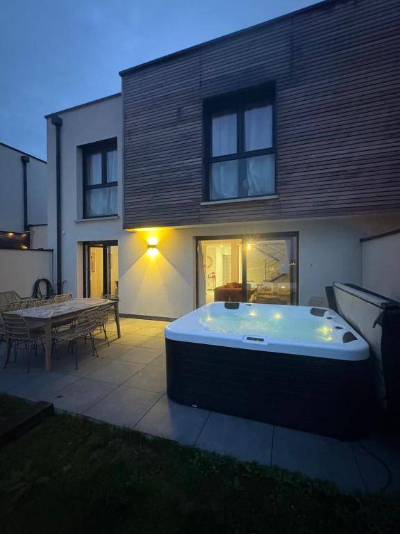 Villa Bulle Dorée & Jacuzzi privé au cœur du centre touristique et thermal face Snowworld5 de Villa Bulle Dorée & Jacuzzi privé au cœur du centre touristique et thermal face Snowworld
